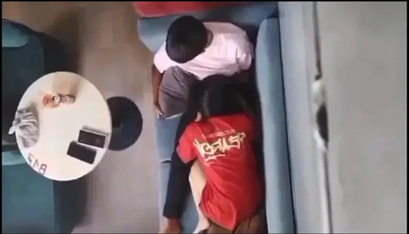 Quay lén em gái bú liếm cho tình nhân nơi công cộng