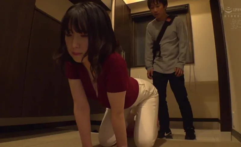 Người phụ nữ hàng xóm thiếu thốn và cậu sinh viên trúng số cạnh bên