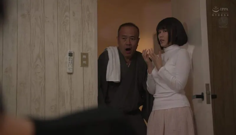 Bố chồng gài bẫy bạn gái của con trai để tống tình mỗi ngày