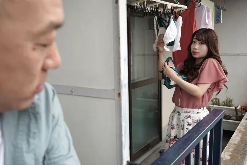 Gã cạnh nhà chuyên soi mói và cặp vợ anh xã thường xuyên rên la quá to