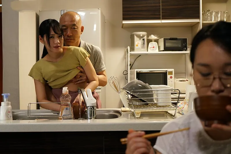 Chồng nắc con gái riêng của người vợ khi biết người vợ không thể sinh con cho mình