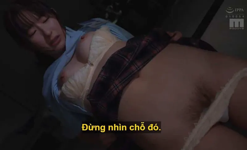 Sếp lớn đang lập mưu "dập" cô em dưới quyền kiêu kỳ lười nhác, suốt ngày chỉ mải mê chat chit với người yêu.