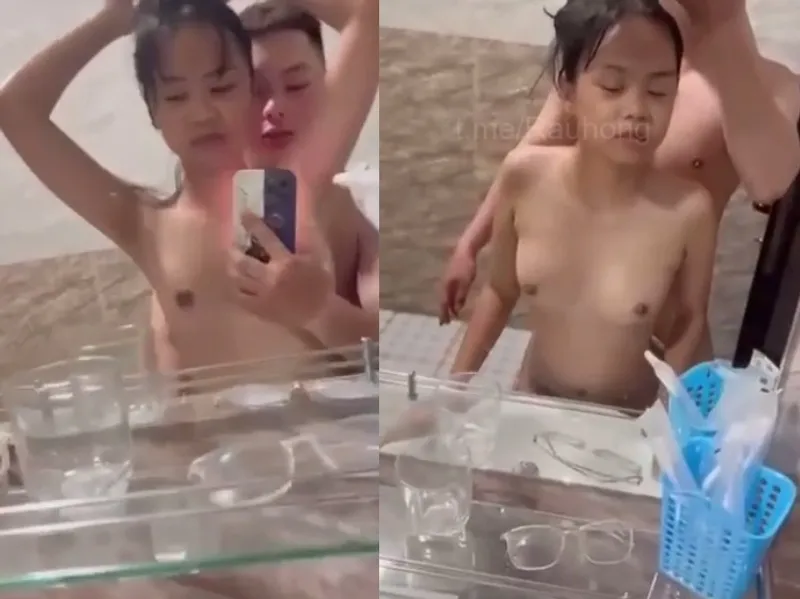 Dáng mảnh em cùng anh yêu nắc trước gương quay kỉ niệm